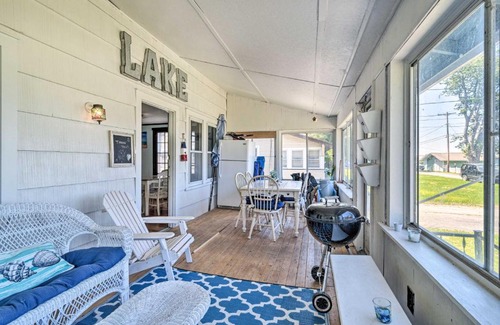 Hilton Casa | Hilton Lake Getaway with Over-the-Water Deck!
