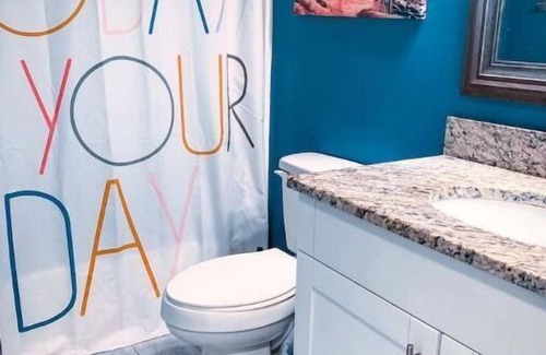 Norfolk - Virginia Beach Casa | Hip Coastal Retreat 3b/2b condo 20min from beach