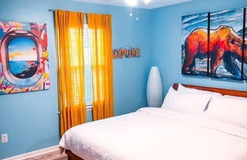 Norfolk - Virginia Beach Casa | Hip Coastal Retreat 3b/2b condo 20min from beach