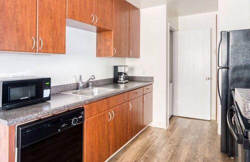 Shoreline West Apartamento | Hip Mountain View 1BR w/ Pool, Gym & W/D, near FB & Google, by Blueground