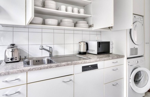 Wipkingen Apartamento | Hip Wipkingen 3.5 Room w/ Storage & W/D, 2 mins to Market, by Blueground