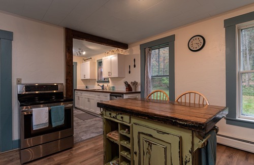 Chester Depot Otro | Historic 150-year-old farmhouse, Jacuzzi included