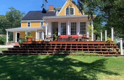 Rye Casa | Historic 1780 Farmhouse near the Sea: Sleeps 8-9