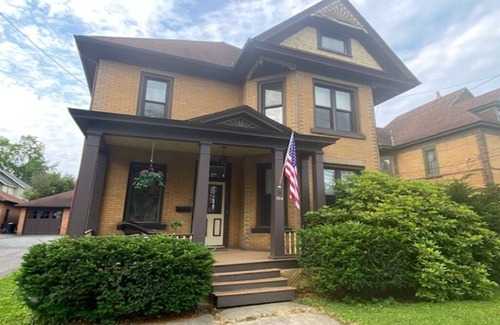 St. Marys Apartamento | Historic 1884 Victorian Upstairs Unit. Walk to everything! Close to elk!
