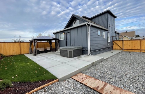 South Tacoma Casa | Historic 1910 Tacoma Home Stunning City Views Full Remodel Jacuzzi and Sauna