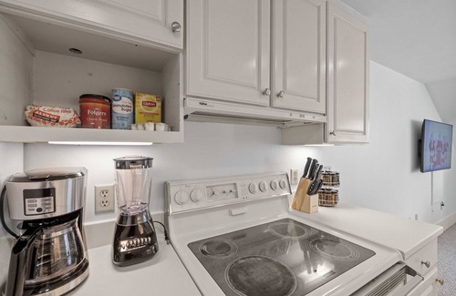 Concord Apartamento | Historic 2nd-Floor Retreat with Modern Comforts