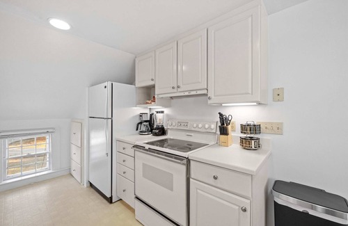 Concord Apartamento | Historic 2nd-Floor Retreat with Modern Comforts