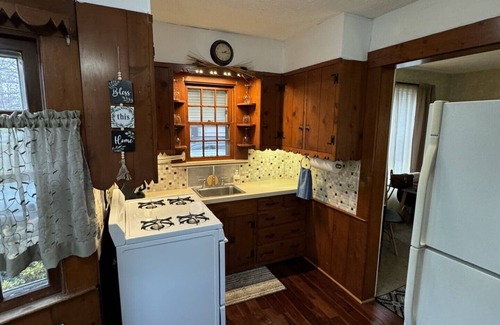 Cuyahoga Falls Casa | Historic 3 Bedroom House Close to Downtown Cuyahoga Falls