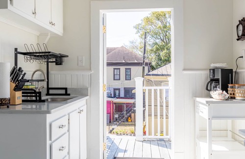 Metropolitan Apartamento | Historic 3BR Apt with King Beds in the Heart of the Starland District