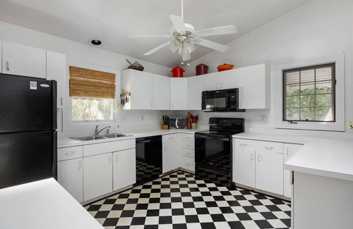 Sullivan's Island Casa | Historic 4-bedroom House on Sullivan's Island w/Hammock & Elevator