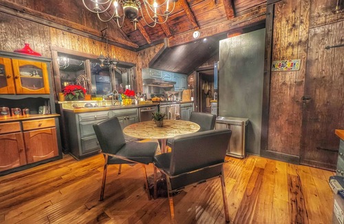 Amston Cabina | Historic 4 Bedroom Luxury Cabin with Private Waterfall & Lake Access