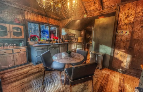 Amston Cabina | Historic 4 Bedroom Luxury Cabin with Private Waterfall & Lake Access