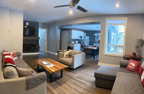 Lake of Bays Cabaña | Historic- 4 Bedroom- Portage Flyer - Muskoka