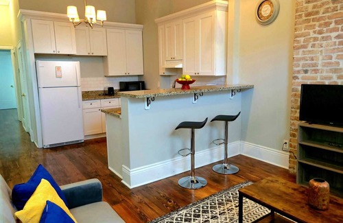 Faubourg Lafayette Casa | Historic and Stylish Shotgun Duplex Gem with Courtyard! 2/2