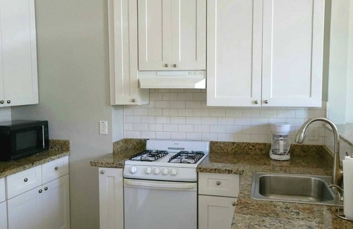 Faubourg Lafayette Casa | Historic and Stylish Shotgun Duplex Gem with Courtyard! 2/2