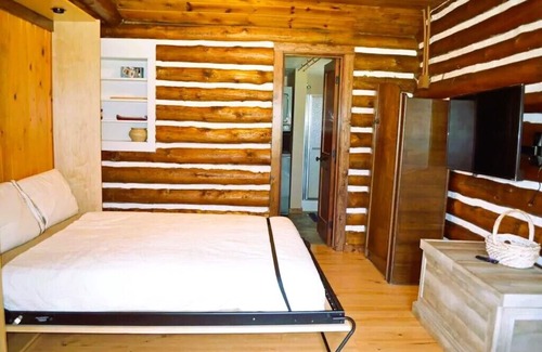Custer Casa | Historic Cabin next to Custer State Park, Private