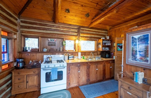 Eureka Springs Casa | The Perch Cabin 6, Lake Lucerne Historic Cabin