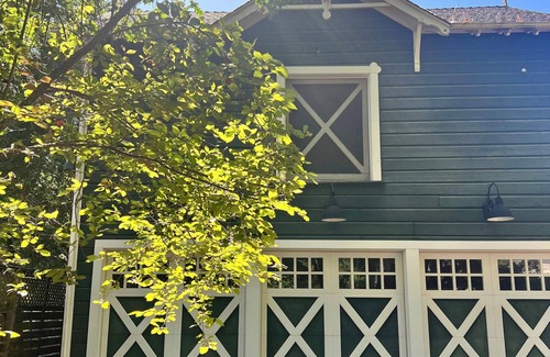 Sonoma Casa | Historic Cedar Mansion Bungalows Barn - 1 Block from Sonoma Square