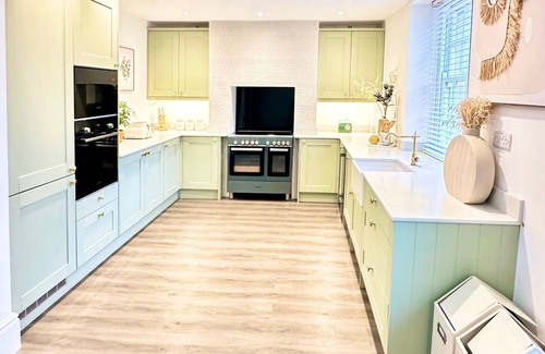 Trowbridge Casa | Historic Charm : Perfect For Groups. Hot tub and plenty of parking onsite