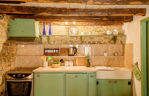 Kastel Sucurac Casa | Histórica y encantadora casa de piedra Kala junto al mar