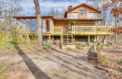 Rucker Casa | Historic Clark Cabin with Deck and Fishing Pond Access
