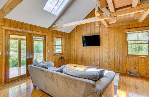 Rucker Casa | Historic Clark Cabin with Deck and Fishing Pond Access