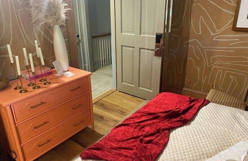 Lenox Cama Y Desayuno | Historic Cornell Inn - Cozy Berkshires Retreat - Lenox, MA - Basic Queen