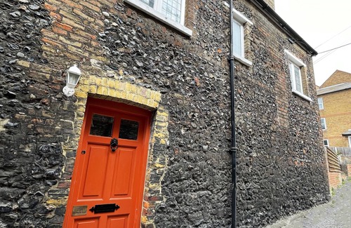 Margate Cabaña | Historic cosy Old Town cottage-parking, garden, 2-min walk to beach