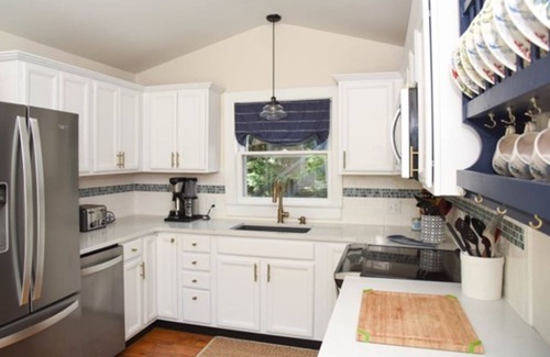 Village Green Casa | Historic cottage on tree lined Washington Street - Pet Friendly!! Fenced yard