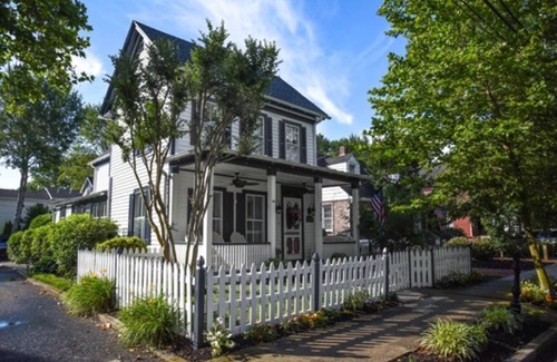 Village Green Casa | Historic cottage on tree lined Washington Street - Pet Friendly!! Fenced yard