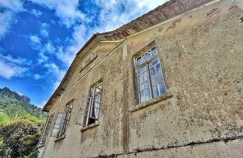 Rodeio Cabaña | Historic country house with large garden for outdoor activities.