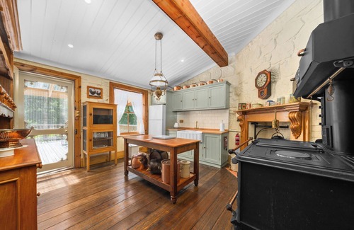 Colebrook Cabaña | Historic Court House and Gardens