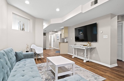 Sheffield and DePaul Condominio | Historic Designer Lincoln Park Retreat Sleeps 14 by AllSet Turnover