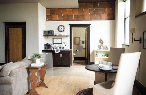 Garden City Casa | HISTORIC DESTINATION - 3 Suites/Entire Floor - Milford Schoolhouse Stays