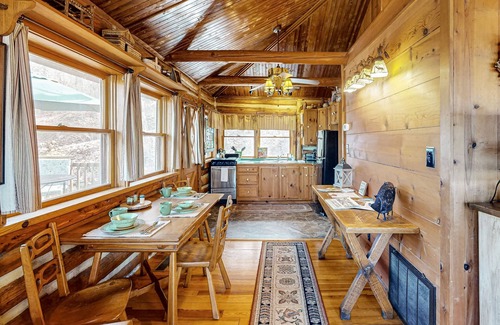 Eureka Springs Cabina | Historic dog-friendly cabin overlooking Lake Lucerne with deck & great views