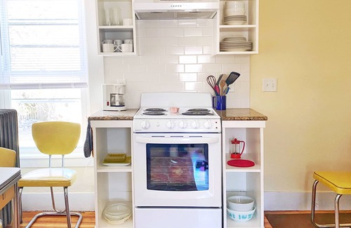 Northampton Apartamento | Historic downtown apartment. Unscented products and sustainability practices.