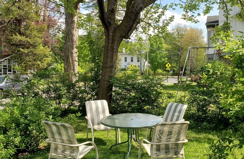 Northampton Apartamento | Historic downtown apartment. Unscented products and sustainability practices.