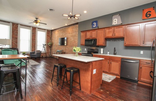 Lincoln Apartamento | Historic Downtown Lincoln's Loft Derby Suite - Lincoln, IL