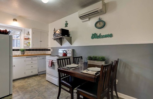 Old Bend Condominio | Drake Cottage histórico en el corazón de Bend. A pie del centro de la ciudad, río, tiendas y restaurantes, capacidad para 2 personas.