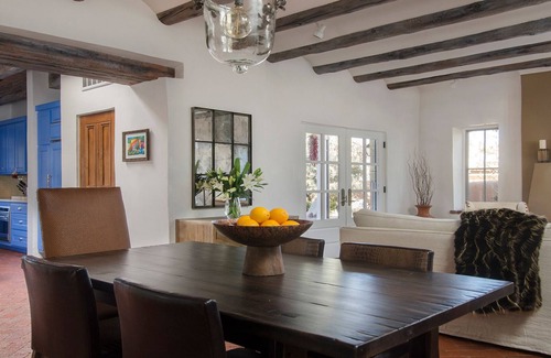 Historic Eastside Casa | HISTORIC EAST SIDE ~ Cálido e acogedor a todos los muebles nuevos, camine hasta la carretera del cañón.