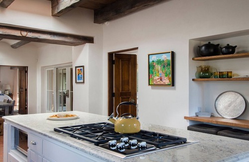 Historic Eastside Casa | HISTORIC EAST SIDE ~ Cálido e acogedor a todos los muebles nuevos, camine hasta la carretera del cañón.