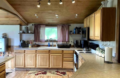 Port Kent Cabaña | Historic Edgehill Cottage