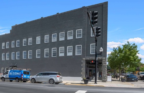 Conway Condominio | Historic Elegance Loft in Downtown Conway