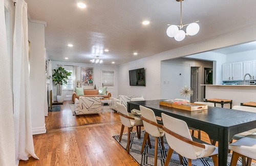 Corridor South Casa | Historic Elegance in Crown Heights - Steps to Parks, Minutes to Fun