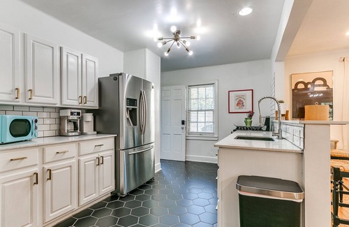 Corridor South Casa | Historic Elegance in Crown Heights - Steps to Parks, Minutes to Fun