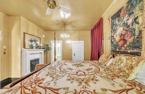 Muskogee Cama Y Desayuno | Historic Farmer Mansion in the heart of Muskogee with 5 bedrooms and WiFi, AC.