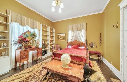 Muskogee Cama Y Desayuno | Historic Farmer Mansion in the heart of Muskogee with 5 bedrooms and WiFi, AC.