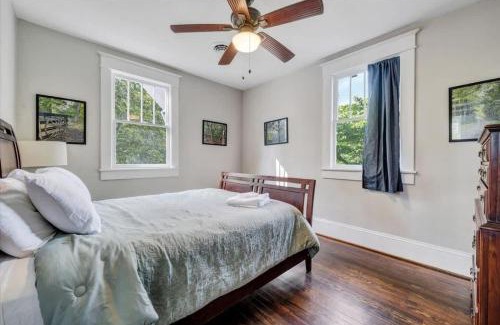 Roanoke Casa | Historic Farmhouse 5 acres Hot Tub Parkway Access