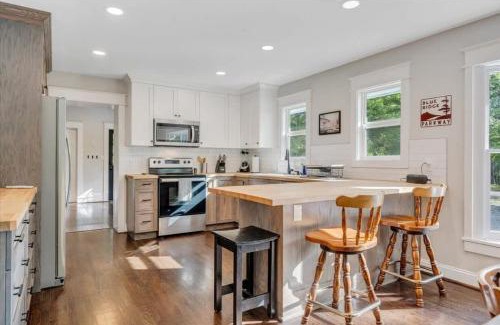 Roanoke Casa | Historic Farmhouse 5 acres Hot Tub Parkway Access