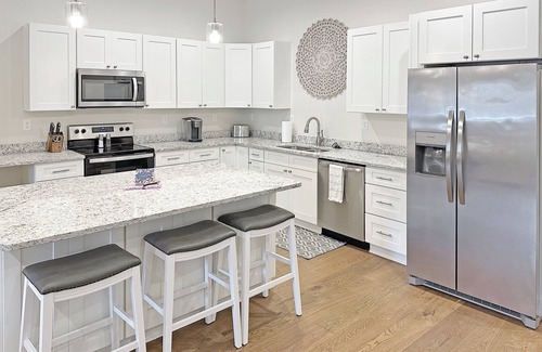 Loudon Casa | Historic Freshly Renovated 8-Bedroom Townhome - Downtown Loudon